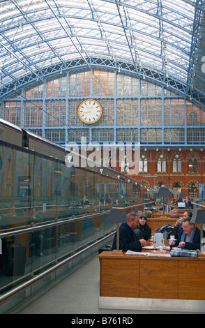 St Pancras International Station tous d'un espace d'attente assis sur la plate-forme Eurostar à la sud sous le toit de Barlow, Londres Banque D'Images