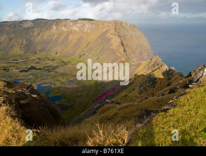 Rano Kau est un 324 m (1 063 ft) de haut volcan éteint qui forme la pointe sud-ouest de l'île de Pâques, une île chilienne en t Banque D'Images