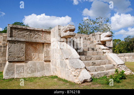 CHICHEN ITZA, Mexique - ruines mayas anciennes à Chichen Itza, Yucatan, Mexique. Chichen Itza, situé sur la péninsule du Yucatan au Mexique, est un site archéologique important présentant la riche histoire et les connaissances scientifiques avancées de la civilisation maya antique. Il est plus connu pour la Pyramide Kukulkan, ou « El Castillo », une structure à quatre côtés avec 91 marches de chaque côté, culminant en une seule étape au sommet pour représenter les 365 jours de l'année solaire. Banque D'Images