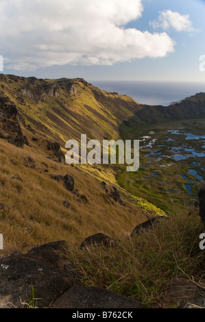 Rano Kau est un 324 m (1 063 ft) de haut volcan éteint qui forme la pointe sud-ouest de l'île de Pâques, une île chilienne en t Banque D'Images