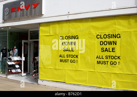 La fermeture de la vente à l'envie la mode de vente au détail en Lincoln, Lincolnshire, Angleterre, Royaume-Uni Banque D'Images