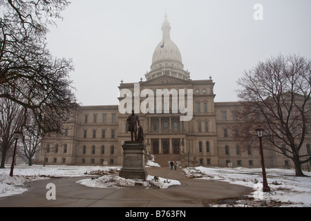 La Michigan State Capitol Building vue sur un jour d'hiver brumeux. Banque D'Images