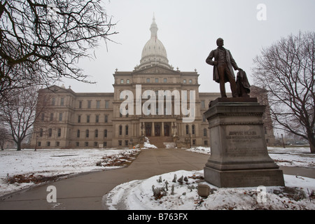 La Michigan State Capitol Building vue sur un jour d'hiver brumeux. Banque D'Images