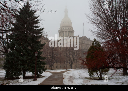 La Michigan State Capitol Building vue sur un jour d'hiver brumeux. Banque D'Images