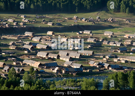 Panorama du village de Hemu Kanas Parc National dans le Xinjiang en Chine. Banque D'Images