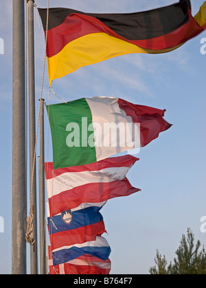 Rangée de drapeaux européens diffrent blowing in wind avec pavillon de l'Allemagne Italie Autriche Pays-Bas Slovénie Banque D'Images