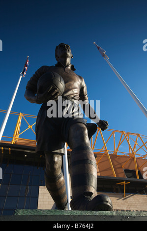 Billy Wright Sculpture à Molineux Stadium Wolverhampton West Midlands England UK Banque D'Images