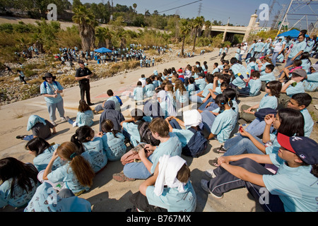 L'École de la rivière jour nettoyage de la rivière LA sponsered par FoLAR, Glendale, Narrows, Los Angeles, Californie, USA Banque D'Images