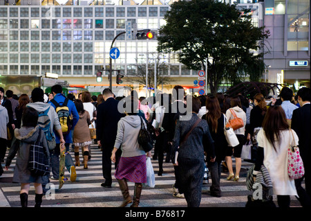 Les piétons de nuit à la carrefour principal dans le quartier Shibuya de Tokyo, Japon. Banque D'Images
