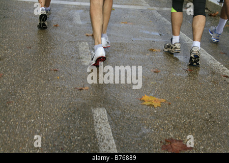 Trois coureurs en action sur les pays en voie de course route Banque D'Images