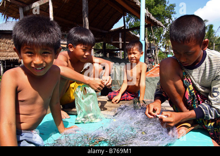 Les enfants cambodgiens de la pêche au filet. Village flottant près de Kampot, au sud du Cambodge Banque D'Images