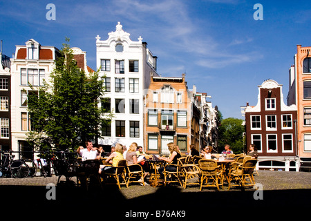 Cafe tables sur un pont sur le canal Singel à Amsterdam Banque D'Images