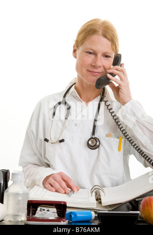 Femme médecin dans sa chirurgie Banque D'Images