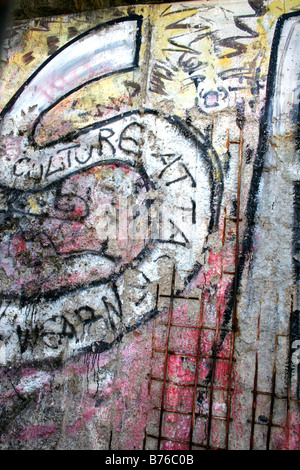 Détail d'un graffiti sur le mur de Berlin en Allemagne Banque D'Images