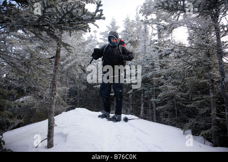 Randonneur sur la raquette sur le mont Tecumseh Trail pendant les mois d'hiver dans les Montagnes Blanches du New Hampshire USA Banque D'Images