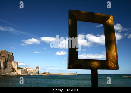 Une vue sur le Port de Collioure à partir de l'un des cadres d'affichage placés autour de la ville Banque D'Images