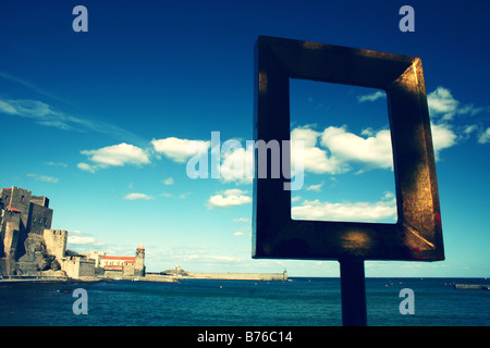 Une vue sur le Port de Collioure à partir de l'un des cadres d'affichage placés autour de la ville Banque D'Images