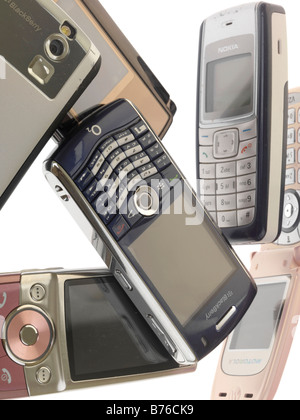 Collection ou de vieux téléphones cellulaires mobiles Technologie hiers obsolètes ne sont plus utilisés ou qu'il voulait que les progrès de la technologie de communication Banque D'Images