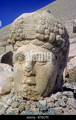 Tête de divinité en pierre parmi les chefs de Commagène sur sommet du Nemrut Dagi Nemrut Dag Dag Turquie Mt Nemrud est une mesure de la montagne Banque D'Images