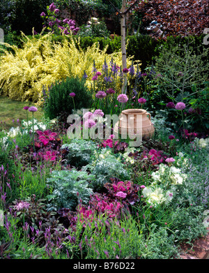 Colorful Pink border planté de fleurs et de légumes Banque D'Images