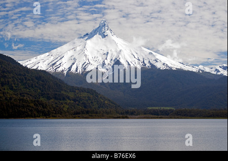 Volcan Puntiagudo vue de Lago Petrohue Banque D'Images