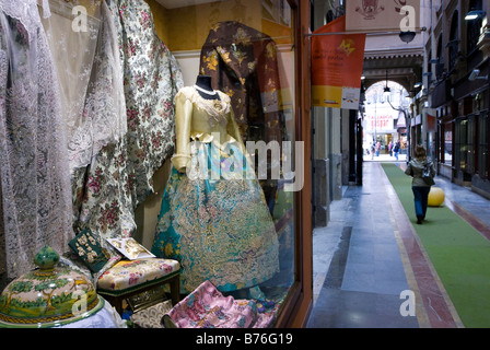 Afficher la fenêtre de costume traditionnel espagnol dress shop dans le centre-ville historique de Valence Espagne Banque D'Images