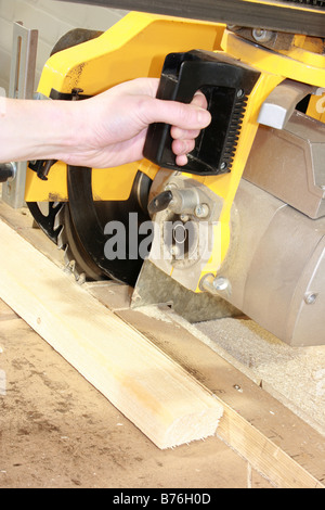 L'homme l'exploitation d'une grande scie de table Banque D'Images
