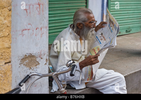 Un vieil homme lisant le journal, Jodhpur, Inde. Banque D'Images