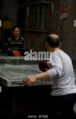 Matin, Ping Pong sur la première journée froide d'hiver de l'année à Guangzhou Chine Chine est plein de beaucoup de tables de ping-pong en béton Banque D'Images