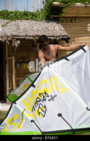 Kitesurfer préparer son équipement à proximité de Bulabog beach, Boracay, Philippines Banque D'Images