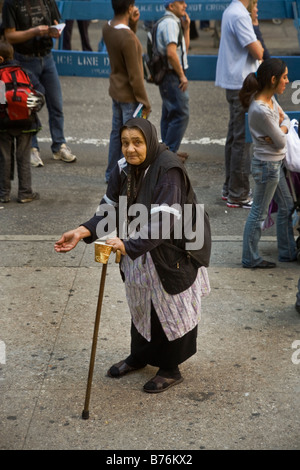 Un sage femme mendiant à l'Assemblée Columbus Day Parade sur la cinquième avenue à New York City Banque D'Images