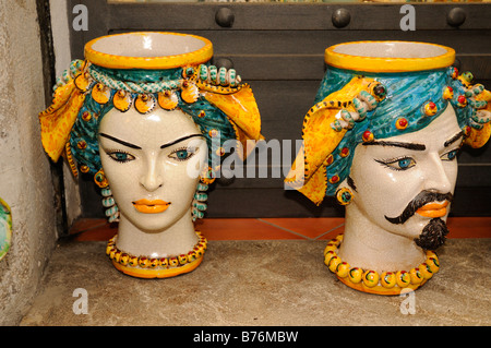 Articles de poterie typique de Sicile en vente en magasin à Taormina en Sicile Italie Banque D'Images