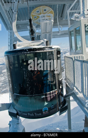 Voiture de tramway s'approche de la borne supérieure, Lone Peak Tram, Big Sky Resort, Big Sky, Montana. Banque D'Images