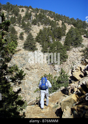 Homme Randonnée dans les montagnes de Troodos Chypre en soleil sur Aventure vacances voyage Banque D'Images