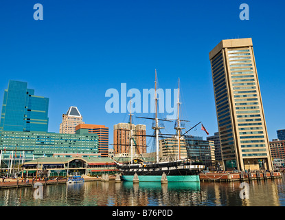 BALTIMORE, Maryland — L'USS Constellation, un sloop de guerre historique, est amarré à son poste d'amarrage dans le port intérieur de Baltimore. Le navire de guerre restauré du XIXe siècle est un rappel frappant de l'héritage naval de l'Amérique avec pour toile de fond le front de mer moderne de la ville. Banque D'Images