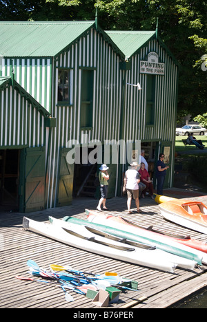 Navigation de plaisance sur la rivière Avon, Antigua-Boatsheds, Cambridge Terrace, Christchurch, Canterbury, Nouvelle-Zélande Banque D'Images