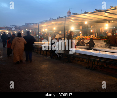 Des stands de nourriture dans la place Djemaa el fna au coucher du soleil, Marrakech, Maroc Banque D'Images