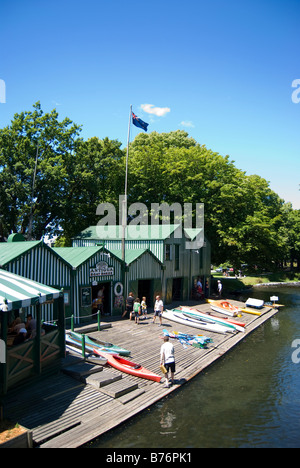 Navigation de plaisance sur la rivière Avon, Antigua-Boatsheds, Cambridge Terrace, Christchurch, Canterbury, Nouvelle-Zélande Banque D'Images