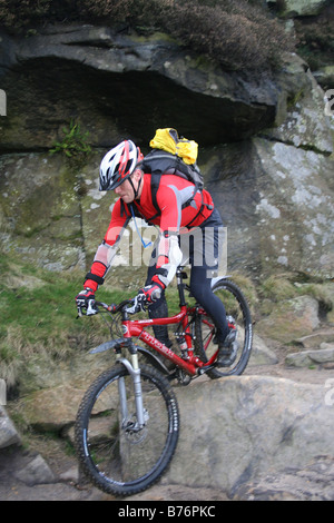 Vélo de montagne descente d'une difficile, rocky l'article sur la longue traversée du pont-jetée Stanage Edge Banque D'Images