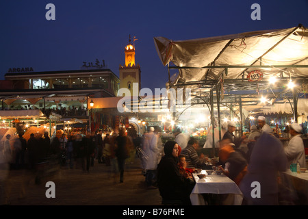 Des stands de nourriture dans la place Djemaa el fna au coucher du soleil, Marrakech, Maroc Banque D'Images