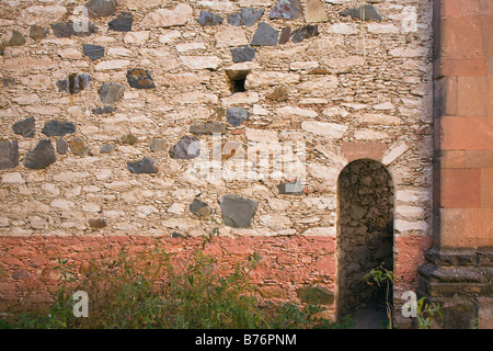 Mur de pierre d'une église en ruine la ville fantôme de MINÉRAL DE POZOS une petite colonie d'artistes & tourist destination GUANAJUATO MEXIQUE Banque D'Images