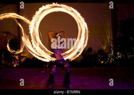 Danseurs de feu mise sur un spectacle de nuit à Playa Del Carmen Mexique Banque D'Images