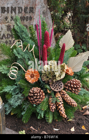 Décoration grave avec des branches de sapin, cônes et teints de parties de plantes Banque D'Images