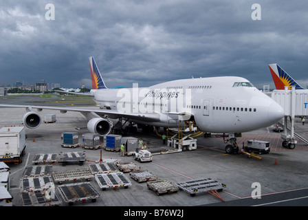 Philippine Airlines Boeing 747 d'être chargé de conteneurs de fret, l'Aéroport International de Manille, Manille, Philippines Banque D'Images