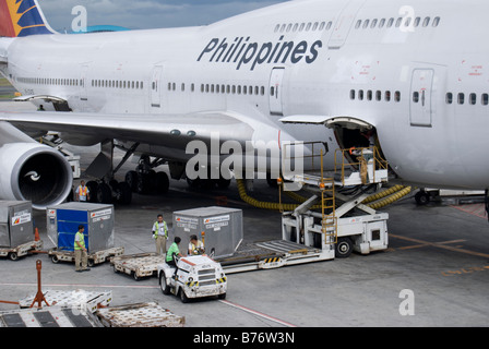 Philippine Airlines Boeing 747 d'être chargé de conteneurs de fret, l'Aéroport International de Manille, Manille, Philippines Banque D'Images