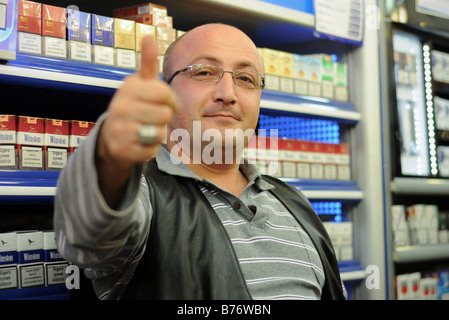 Commerçant local donne 'Thumbs up' dans son magasin sur la rue Istiklal Cadessi (indépendance), une rue commerçante principale d'Istanbul. Banque D'Images