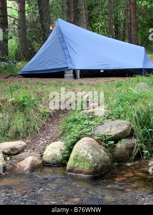 Tente sur camping dans les Highlands écossais dans Rothiemurchus Forest par une brûlure dans la nature sauvage Banque D'Images