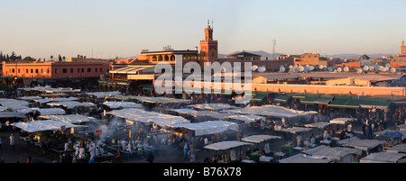 Vue panoramique de la place Djemaa el fna au coucher du soleil, Marrakech, Maroc Banque D'Images