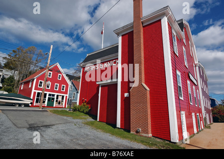 Le rouge vif Adams et Knickle bâtiment dans Lunenburg en Nouvelle-Écosse Banque D'Images