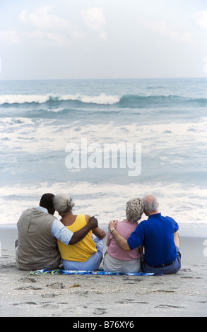Les aînés de détente, embracing on Beach, Miami Banque D'Images